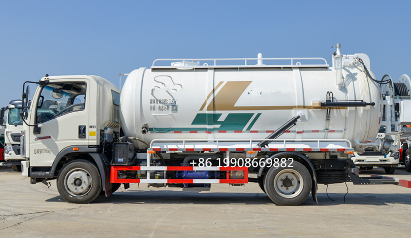 HOWO 4x2 Driver 10000L Sewage Suction Truck with Vacuum Pump for Sucking Waste Water Vacuum Sewer Tanker Suction Truck