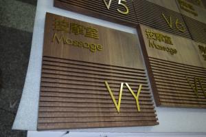 China 254*254mm Custom Directional Arrow Signs For Airport / Stations wholesale