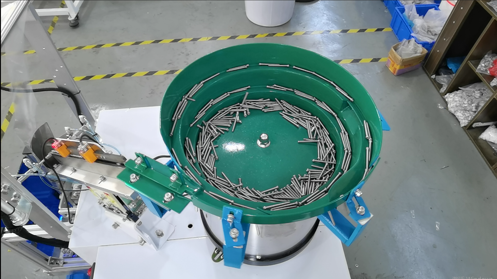 Multifunctional screw packaging machine hardware gasket solid vertical packaging machinery