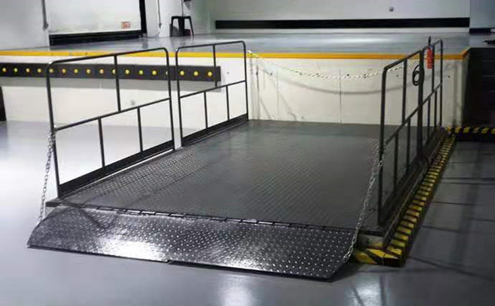 Electric Hydraulic Elevating Dock Lift For Truck Loading/Unloading