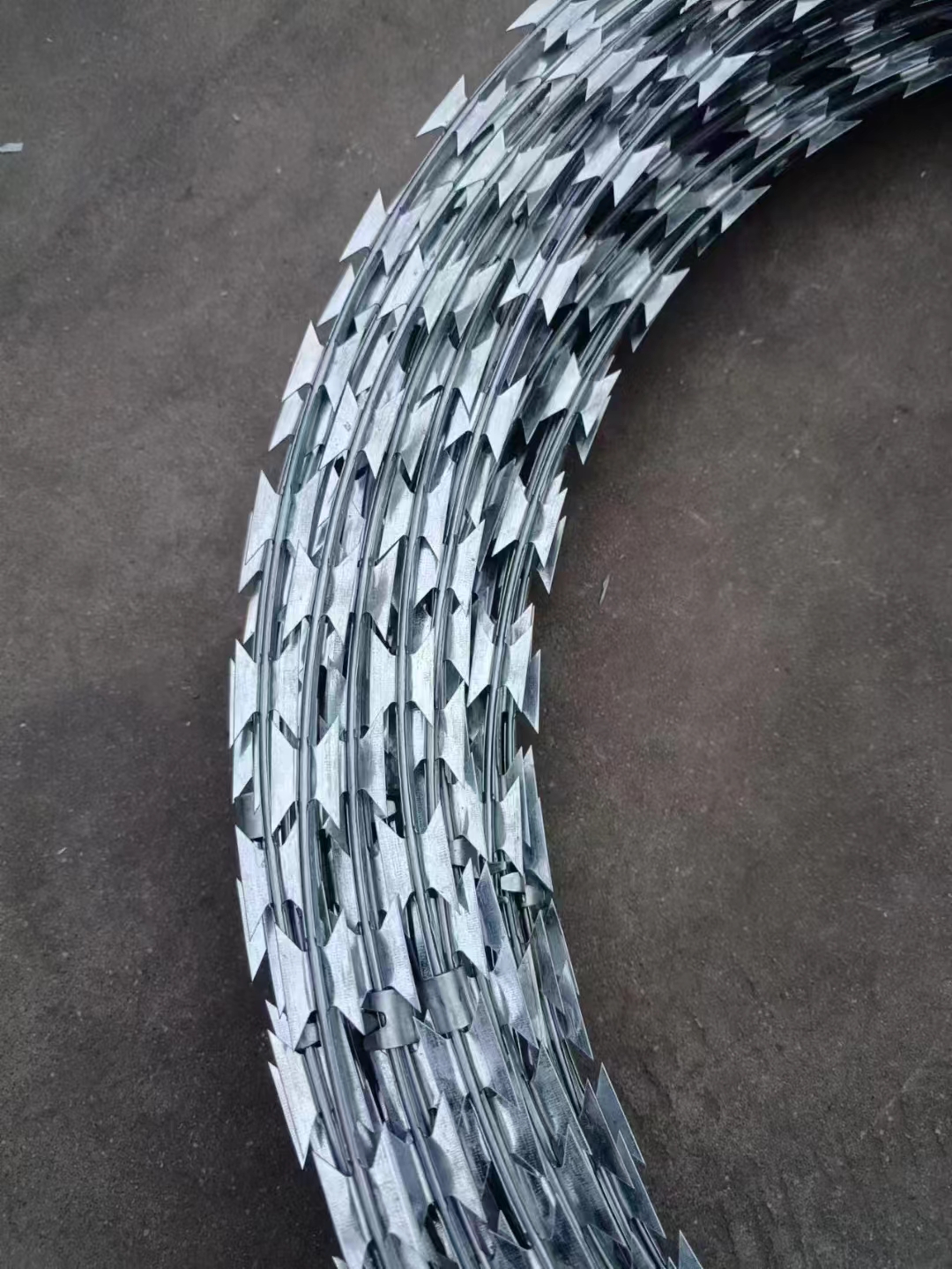 China manufacturer direct wholesale Hot Dipped Galvanized Barbed Wire Fence For Mesh Fencing