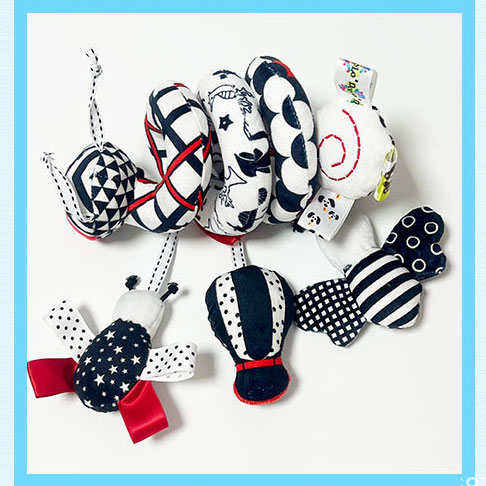 0 to 24 Months Baby Crib Stroller Wind Chime with Plush Bb Pendant in Black and White