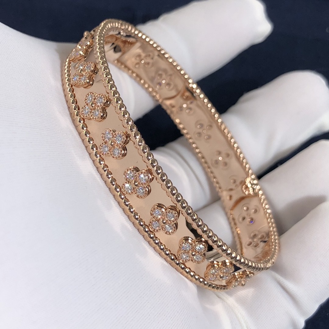 Customization Gorgeous 18k Gold Van Cleef & Arpels PerléE Clovers Bracelet Small Model
