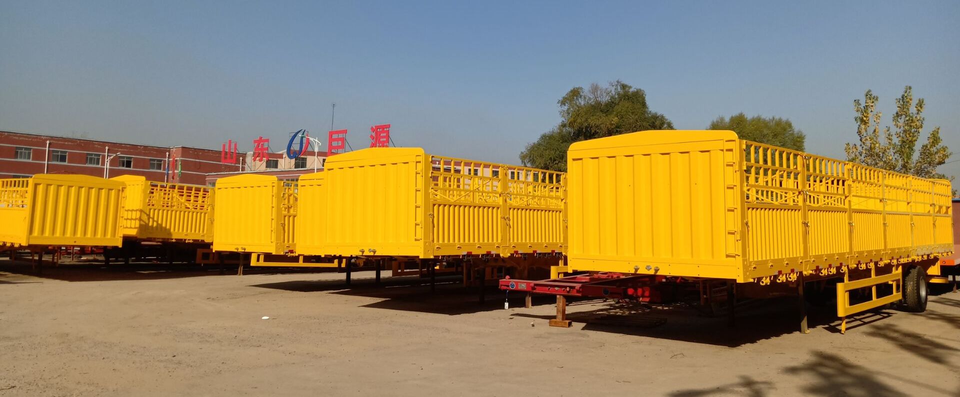 Sturdy AOTONG Cargo Board Semi Trailer with Side Tailgate and Durable Mechanical Parts