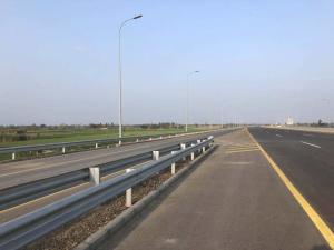China Hot Dip Galvanized Roadway Guardrail Systems Crash Barrier Q355 Steel wholesale