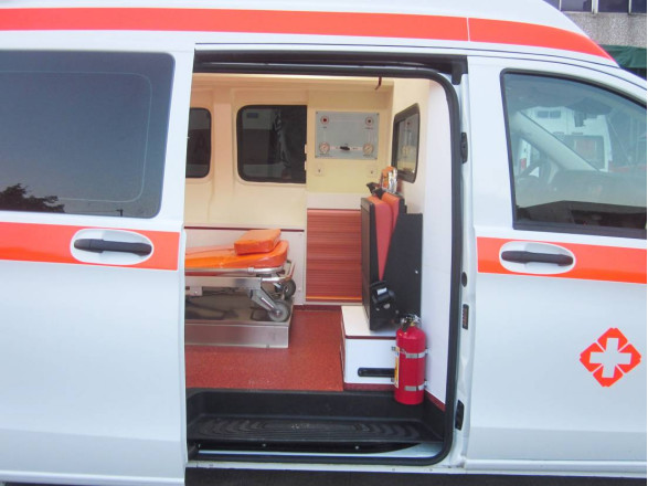 Gasoline Mercedes Benz Ambulance 7 Seat Front Mounted 4×2 Automatic Transmission