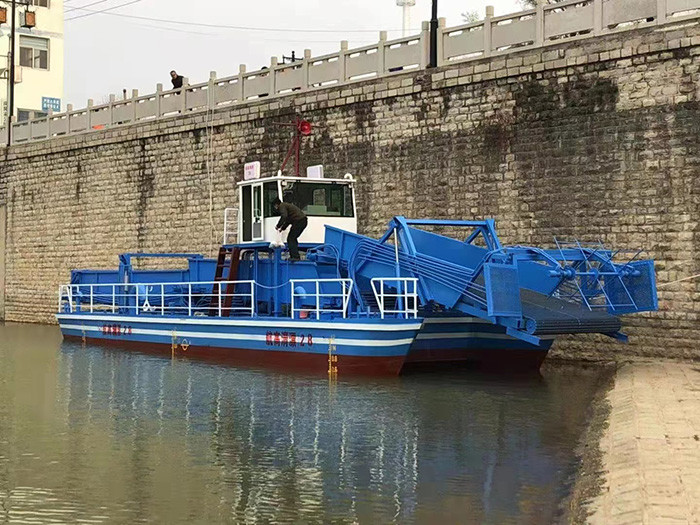 105kw Power Hull Size 9.6m*3.6m*1.2m Innovative Three-Stage Design Aquatic Weed Harvester For Easy Operation