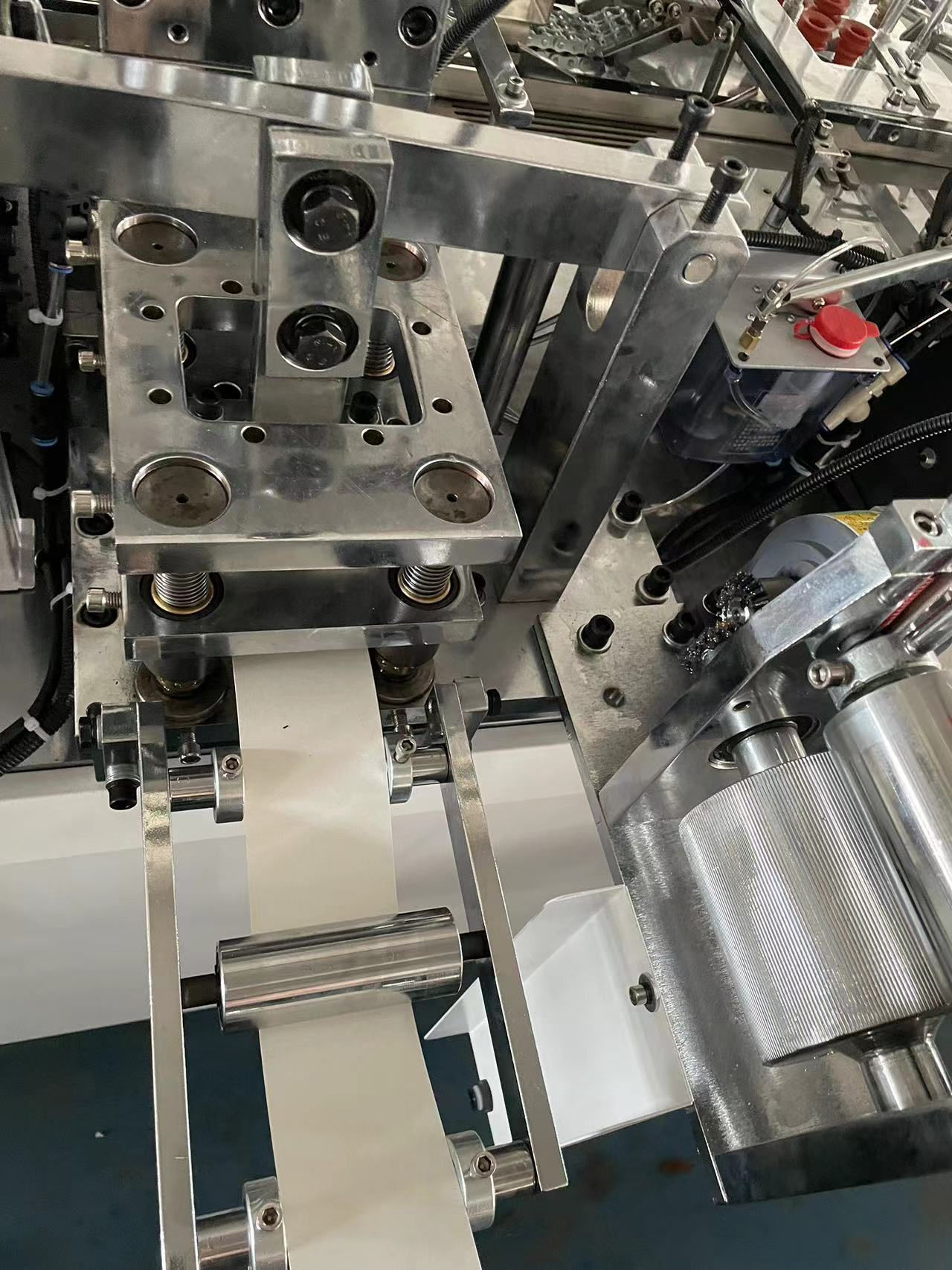 Small Business Paper Cup Making Machine with Copper Bar Cup Boned Way and 90-100pcs/Min Capacity