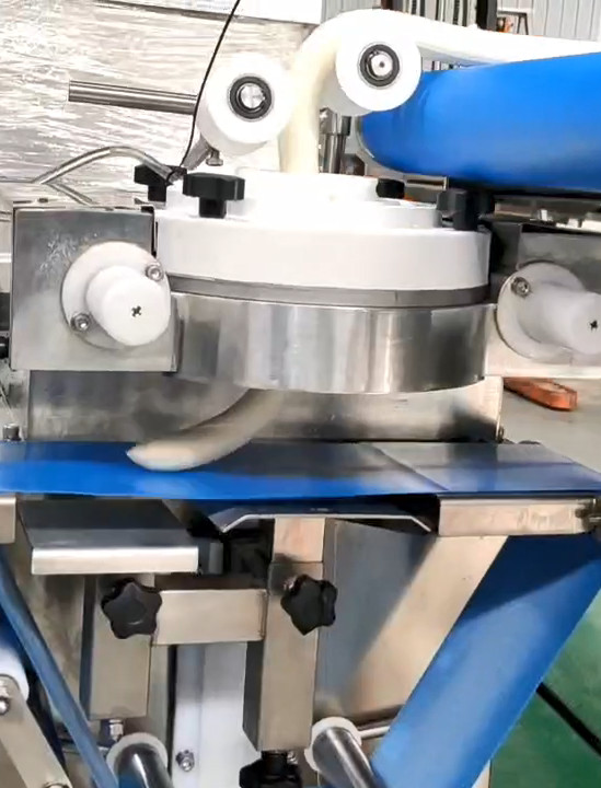 Automated Juicy Beef Chinese Meat Pie Production Line Strudel Machine Make Up Line