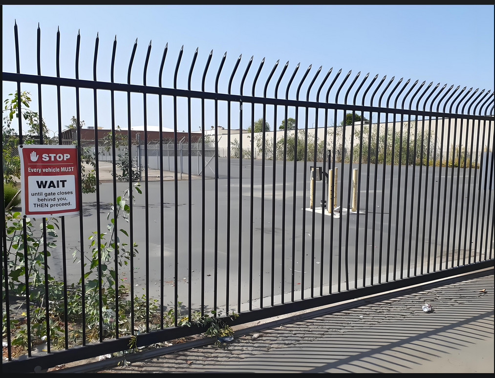 Customizable Metal Security Wall Fence , Outdoor Decoration Metal Garden Privacy Panels
