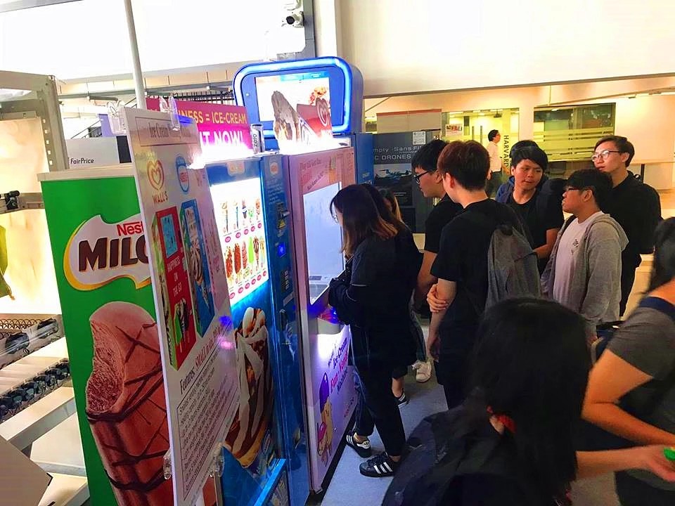 Hardware Material Refrigerated Vending Machine / Ice Cream Claw Machine