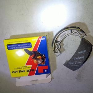 China AX100 Motorcycle Brake Shoe Assy Spare Parts Stronger Braking Force wholesale