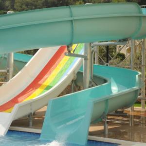 China Fiberglass Hotel Water Slide Fun 500lbs Weight Capacity 1-2 People Curved Shape wholesale