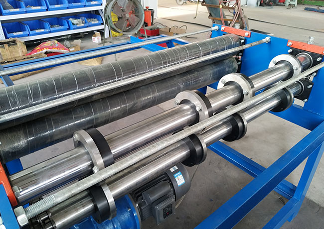 Color Steel Coil Metal Shearing Machine Voltage 220V / 380V Shafts Diameter 70mm