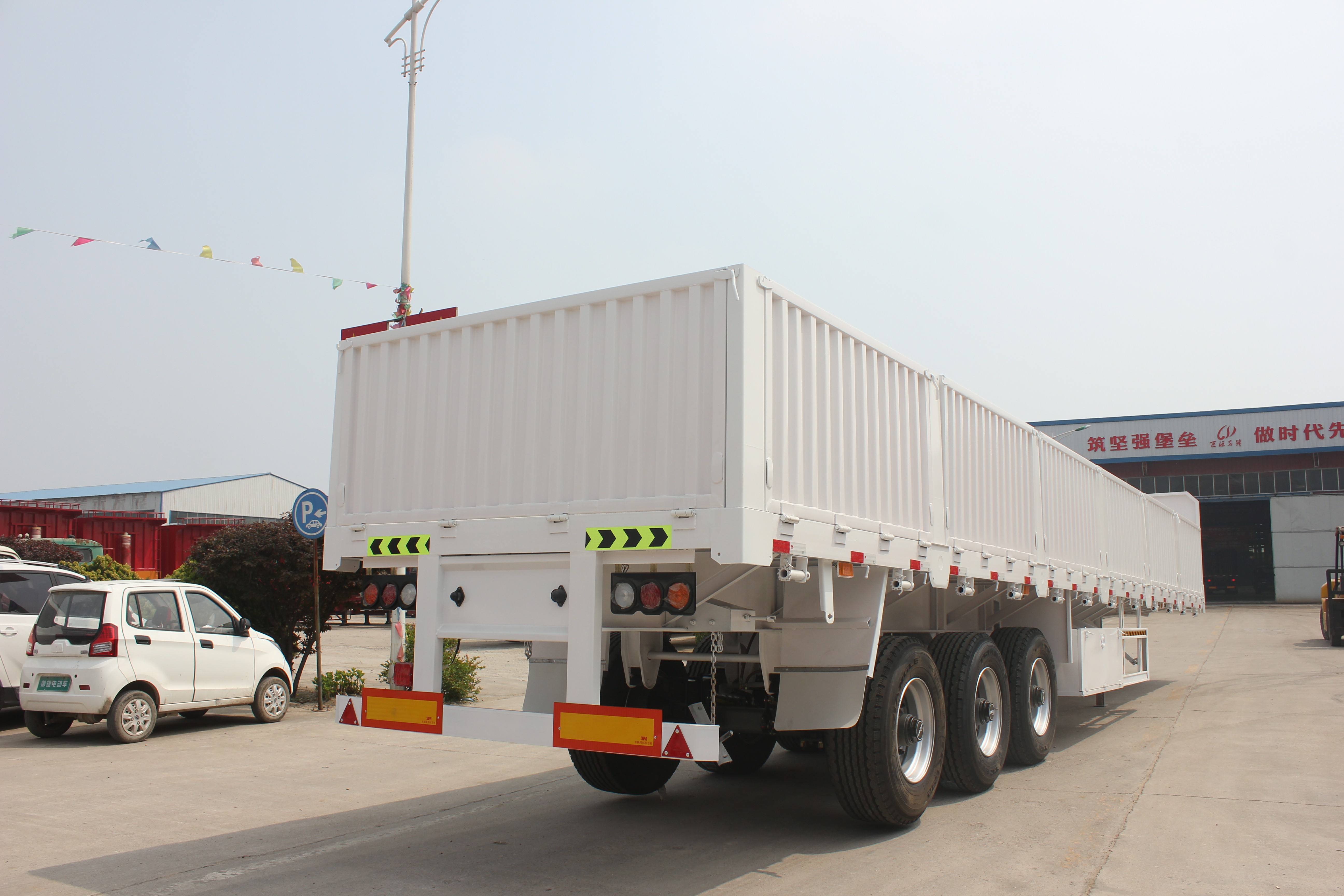 3 * 13ton Capacity Side Wall Flatbed Truck Semi Trailer 40T 3 Axles Cargo Transporting