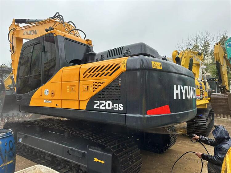 Hyundai 220-9S 305-9T Hydraulic Crawler Excavator with Cummins Engine and 1.05m3 Bucket