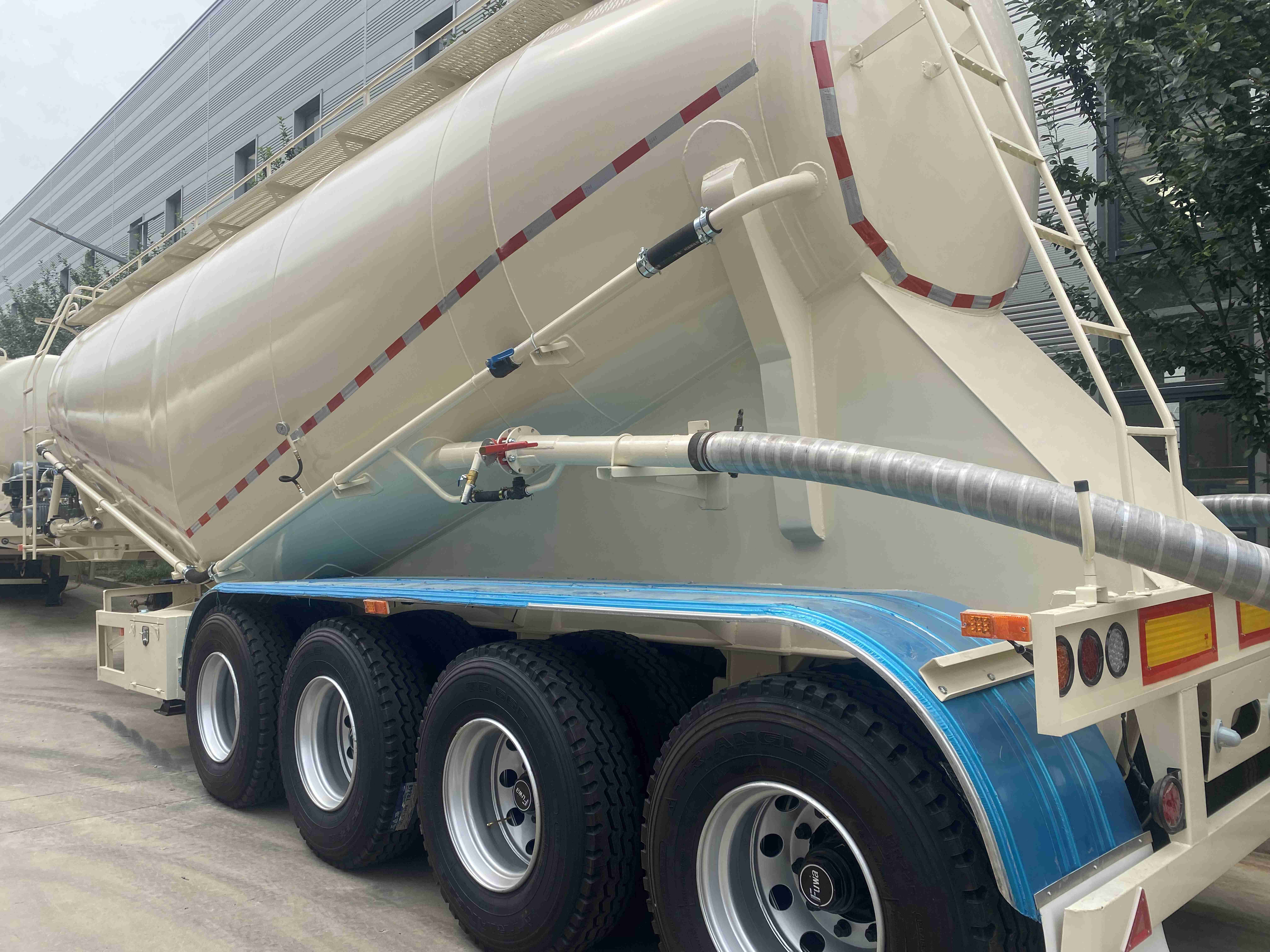 Heavy-Duty Freight Truck in Supplies 4-Axis Bulk Transport Semi-Trailer with Leg Support