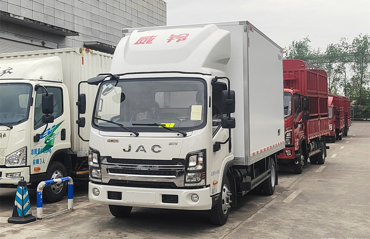Jianghuai Weiling M6 3.0 L 129 Horsepower CNG 4X2 4.05 m Refrigerated Truck