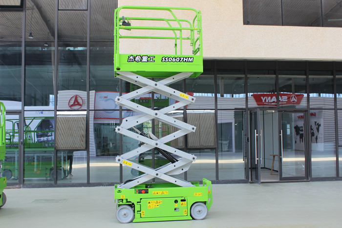 1.84m Length Hydraulic Mini Scissor Lift 7.9m Working Height 230kgs Platform Capacity