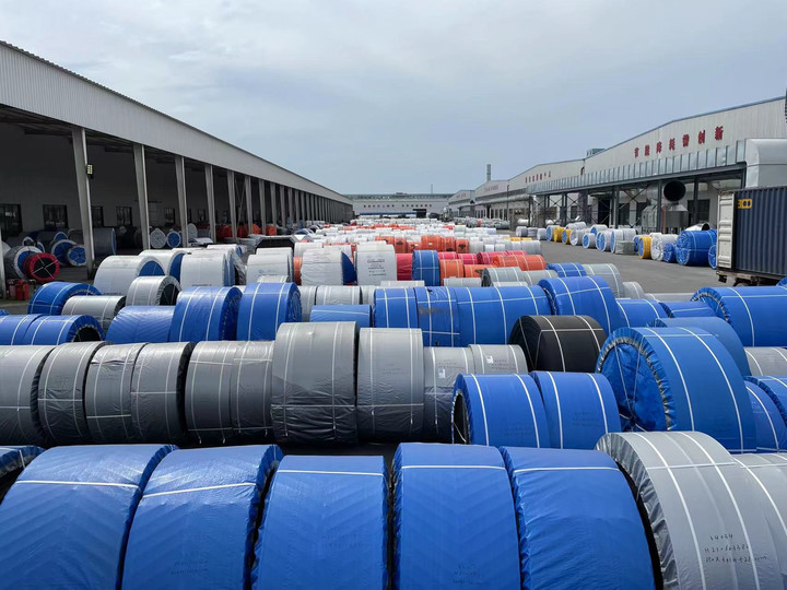 19. Flexible And Impact-Resistant Wire Rope Conveyor Belt For Heavy Duty Material Transportation