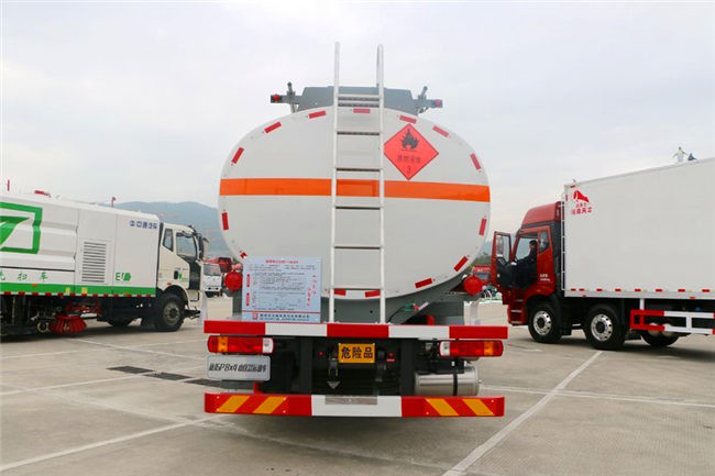 Large Capacity 8x4 FAW Diesel Fuel Storage Tank Truck Euro III Red Color