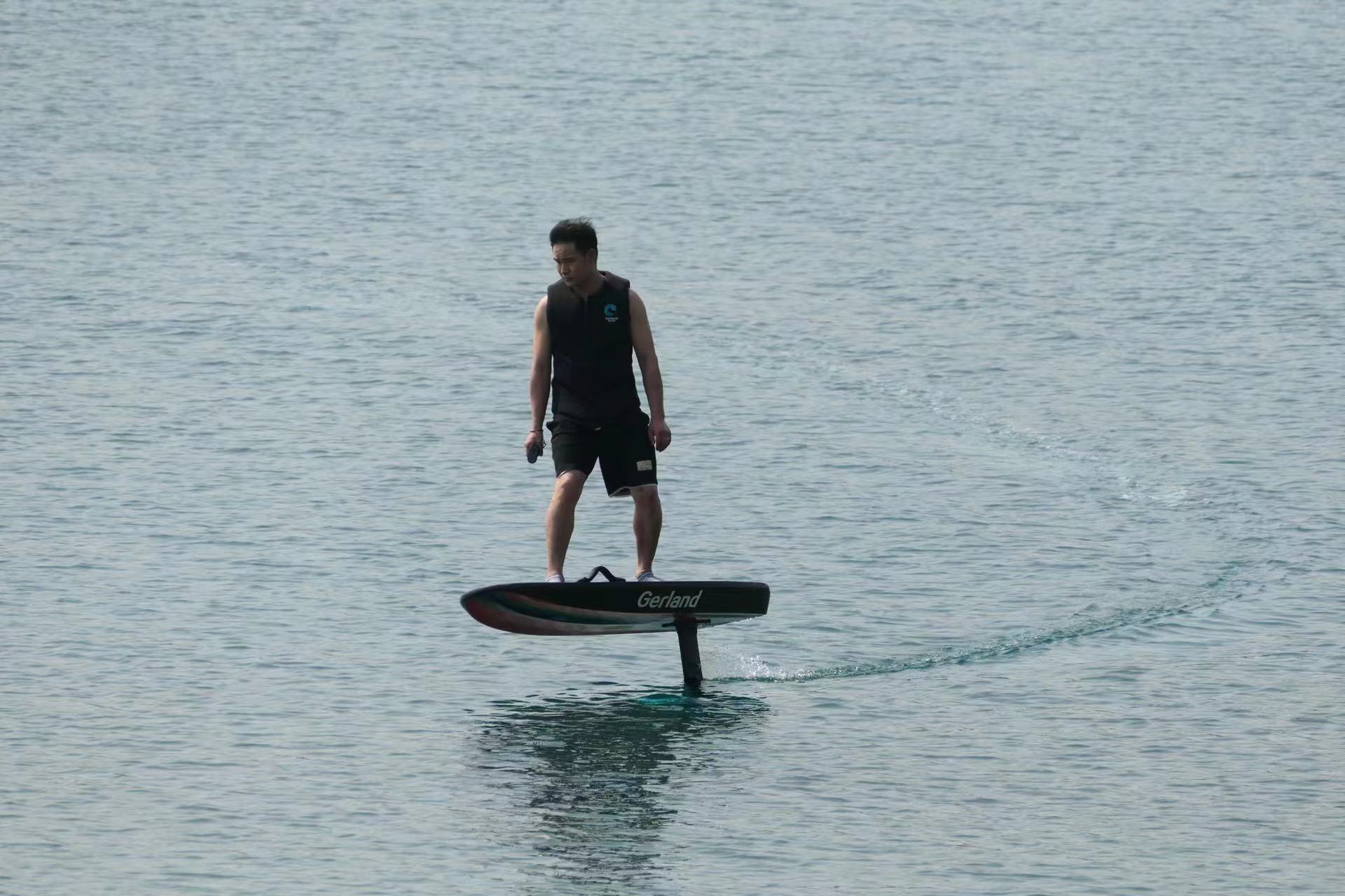 Electric Surfboard with Battery Life of 800 Charge-Discharge Cycles and 72V Voltage