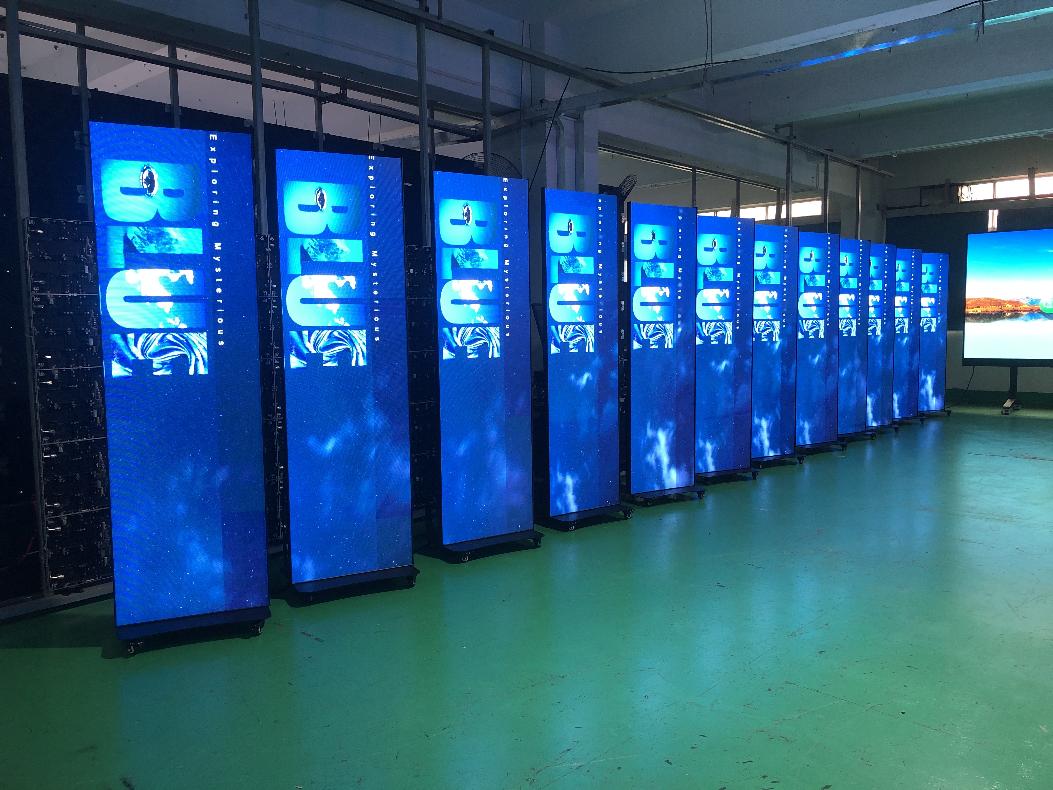 1000cd/m2 Brightness P2.5 LED Display Screen Panel for Shopping Mall Advertising