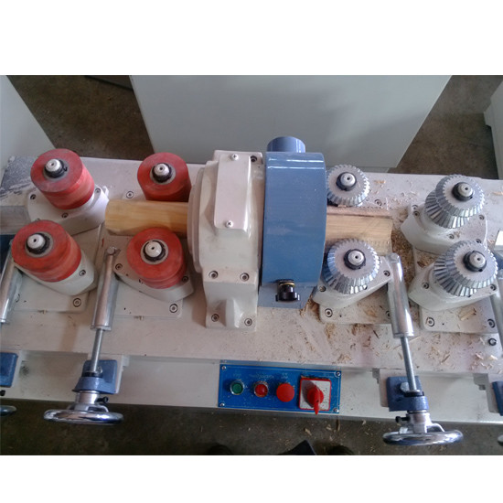 MC9060C Wooden pole making machine with 2 knives process logs with tree bark wood lathe