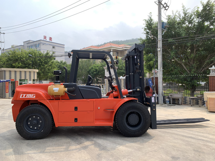 Diesel Powered Forklift 12 Ton , Container Mast Forklift With Fork Positioner