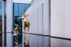 China Stainless Steel Garden Animal Sculptures Geometric Polished Large Metal Deer Statue wholesale