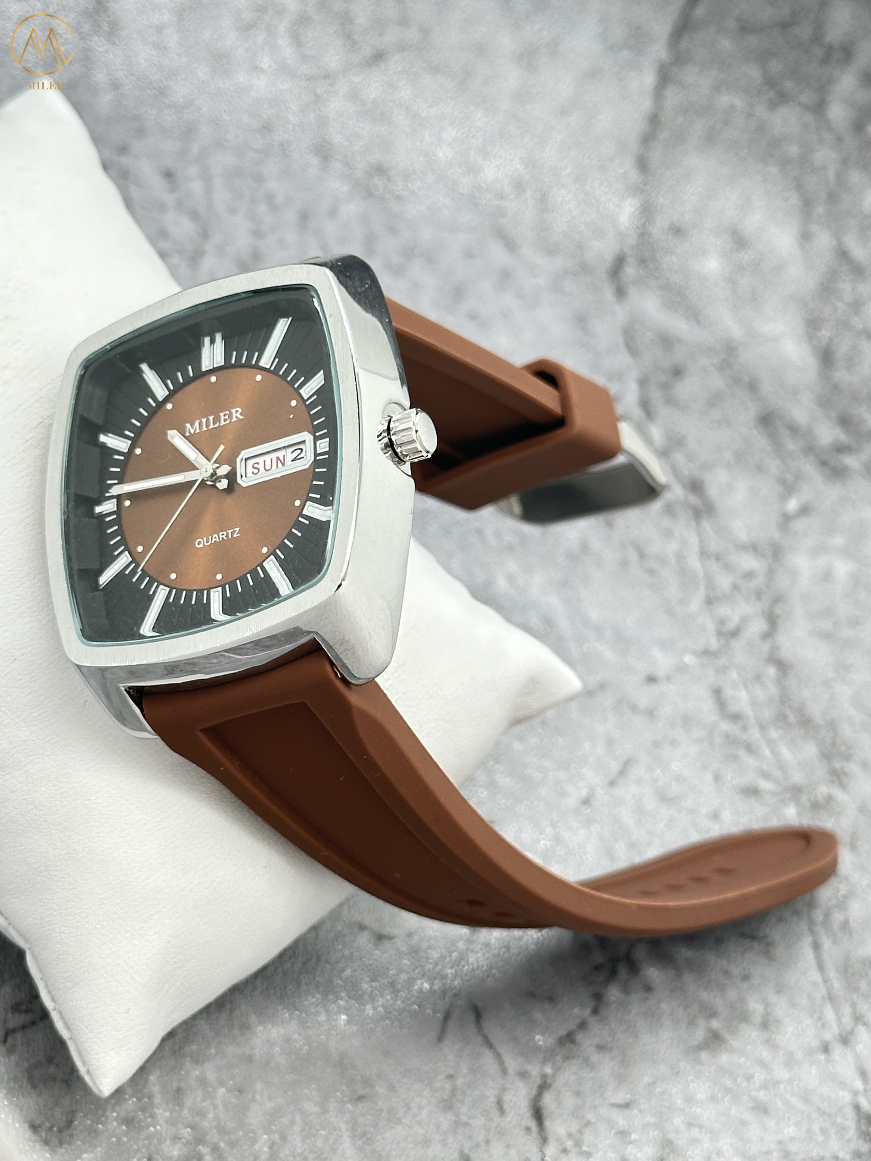 Fashion Stainless Steel Case Double Calendar Watch for Men and Women with Silicone Strap