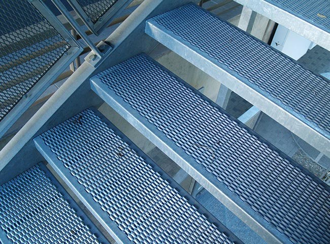 Expanded Metal Stair Tread with Anti-Skid and High Load Capacity Provide Great Safety for Pedestrians Walking on Stairs