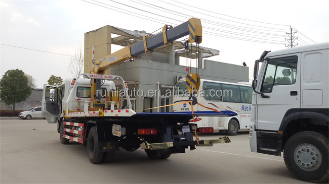 China Runli Factory Euro 2 4x2 diesel Trucks 6 Wheeler Tow Truck Wrecker with Crane