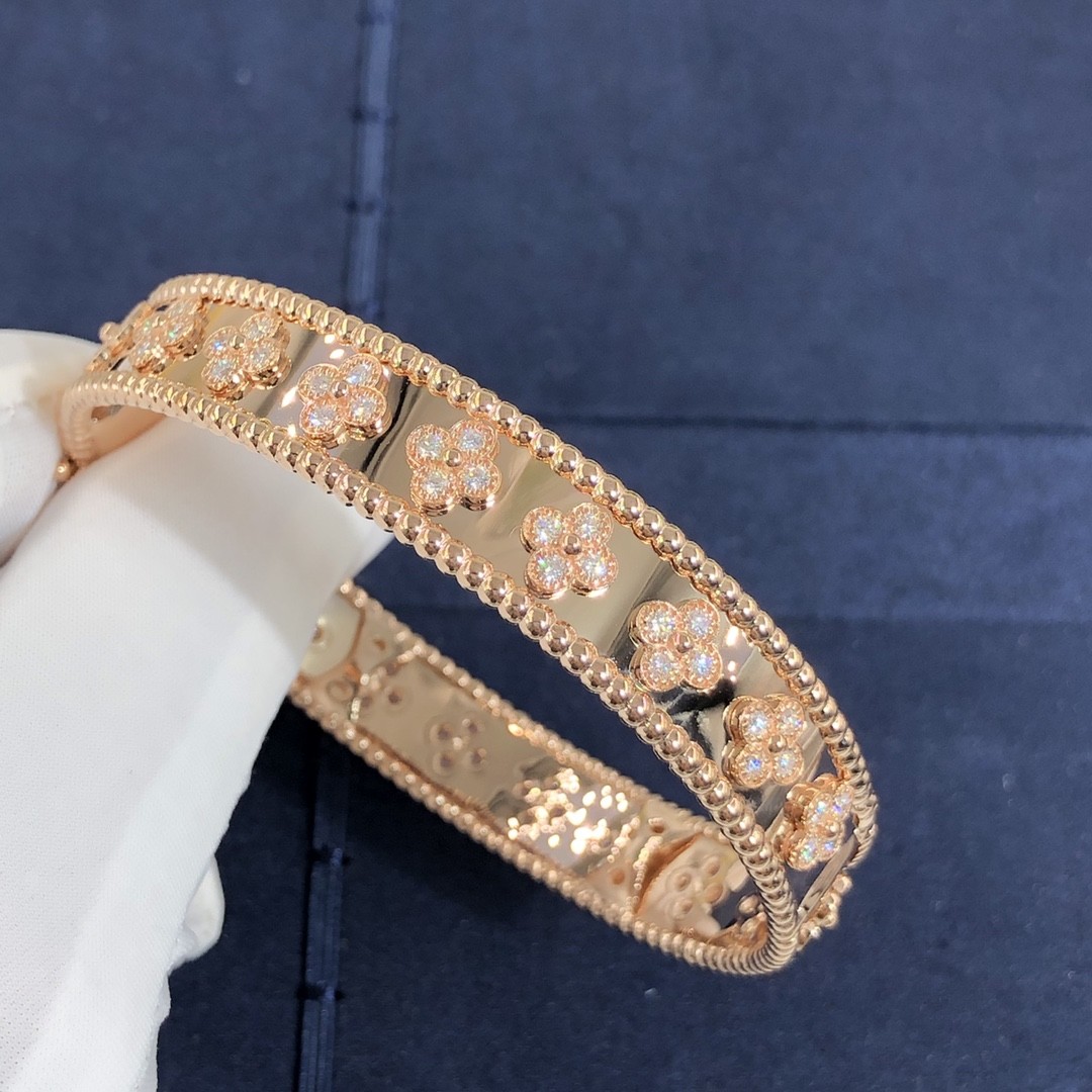 Customization Gorgeous 18k Gold Van Cleef & Arpels PerléE Clovers Bracelet Small Model