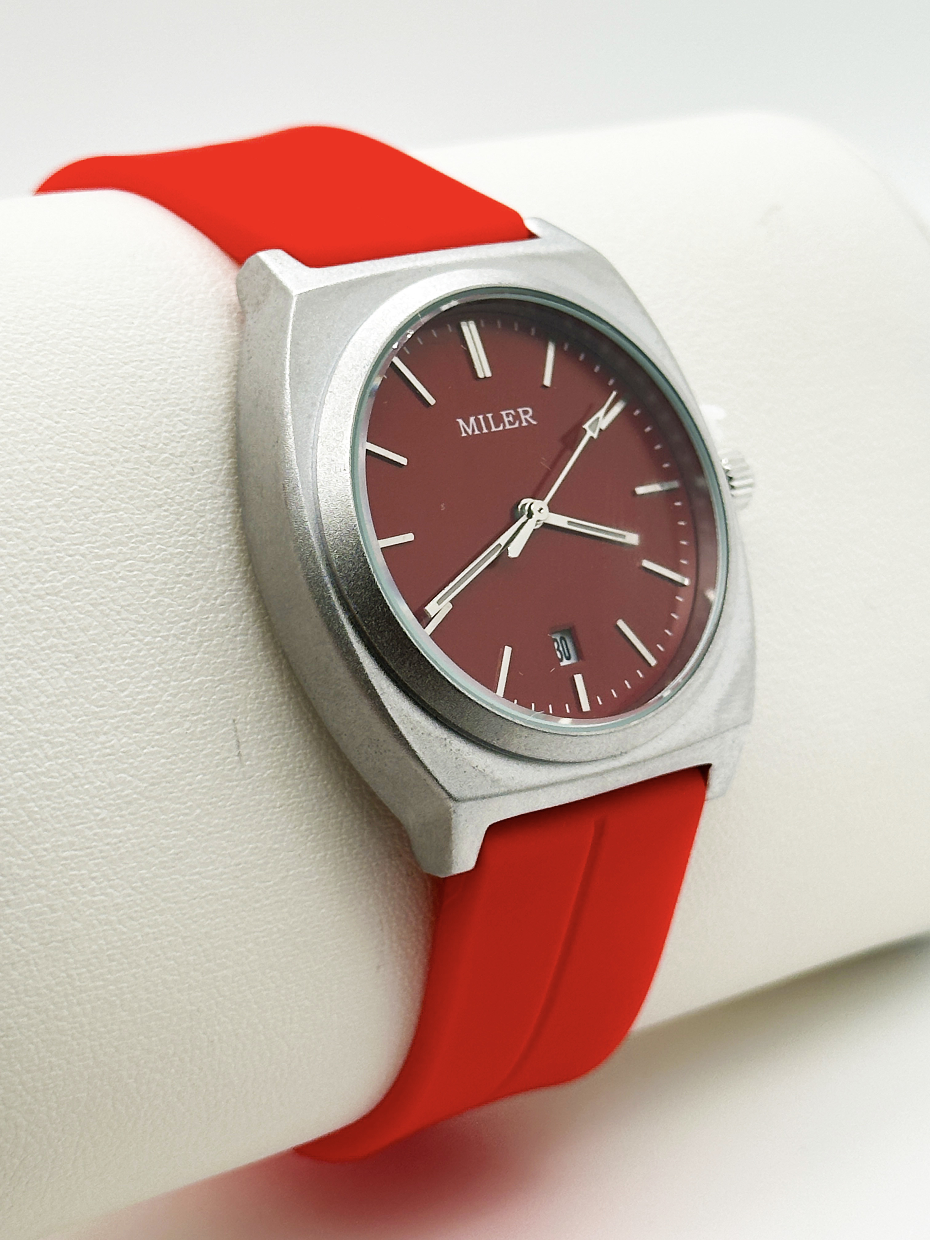 China Factory Outlet Bright Color Sporty Silicone Strap Watch With Buckle Clasp 30M Water Resistance