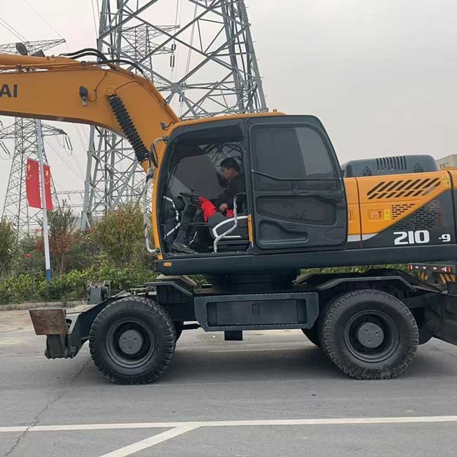 Used Excavator Hyundai R210-9 Wheel Excavator 0.91m3 Bucket Capacity Middle Excavator