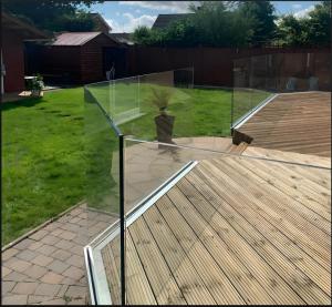 China Safety Balcony Glass Railing Heat Resistant Frost Proof For Extreme Weather Areas wholesale