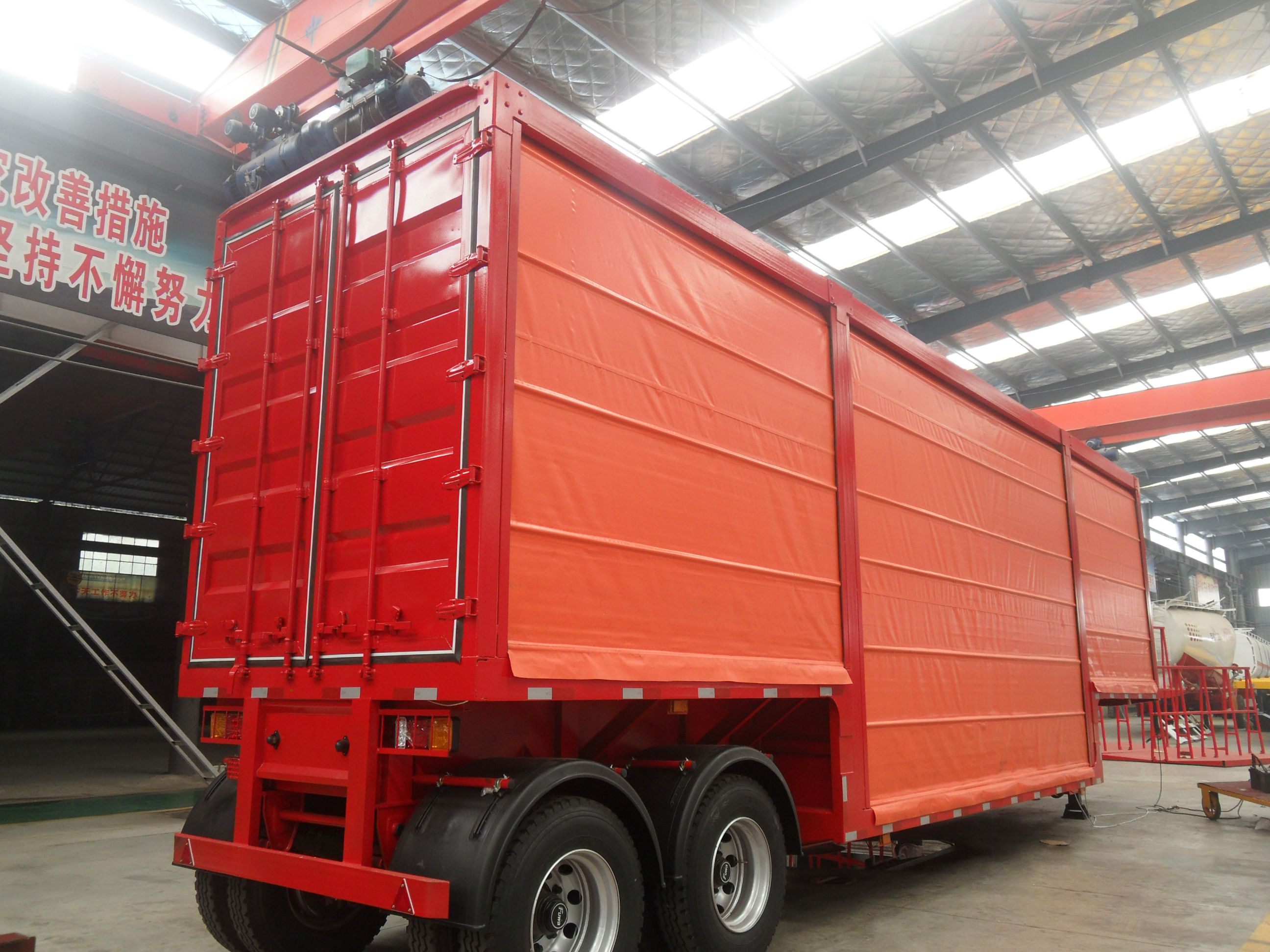 Side Wall/Curtain Side/Fence Semi Trailer with Mechanical Suspension and 12R22.5 Tires
