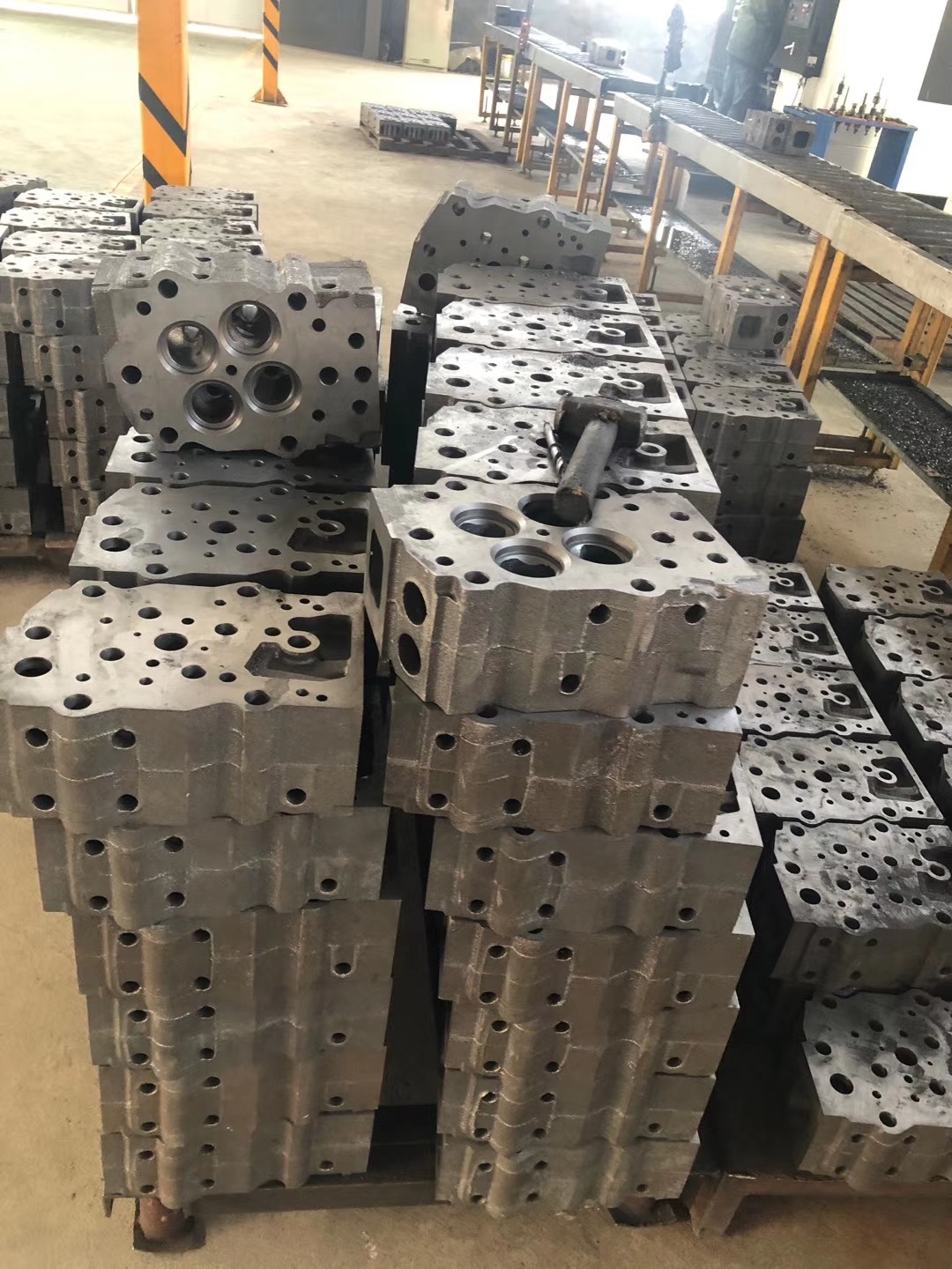 3945023 QSL Diesel Engine Cylinder Head Spare Parts Loader 8.3 Cummins Head