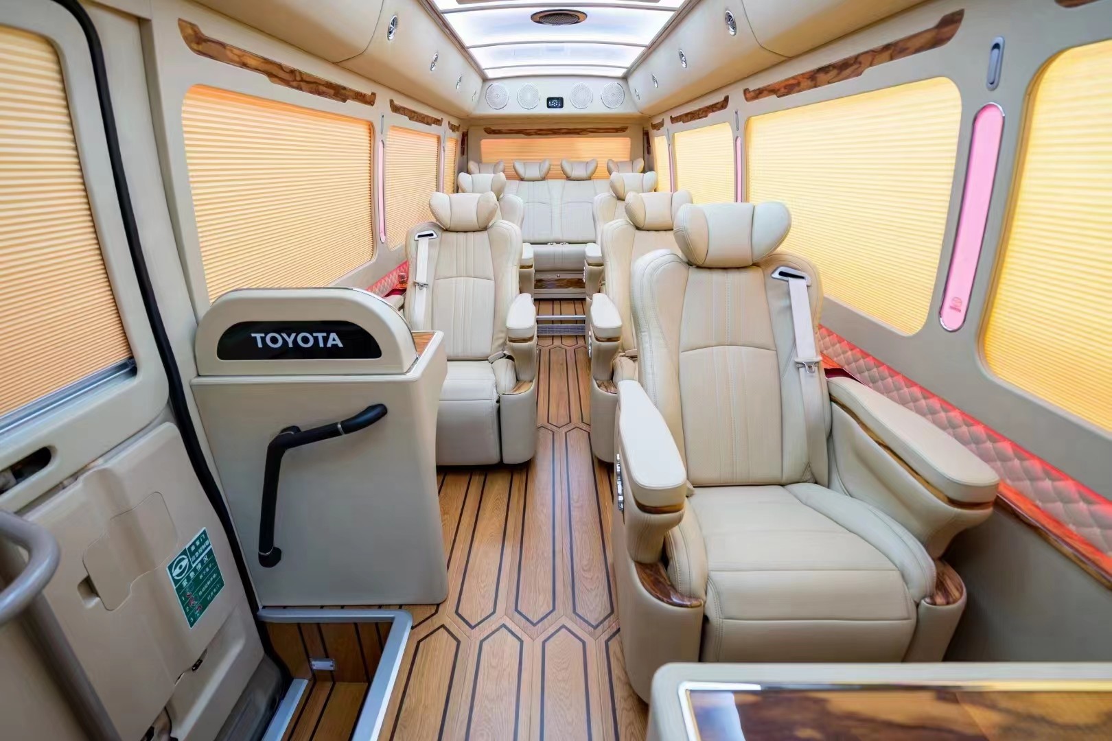 Toyota Coaster 11-seater tourist bus business reception bus gasoline rear drive 4×2 manual transmission