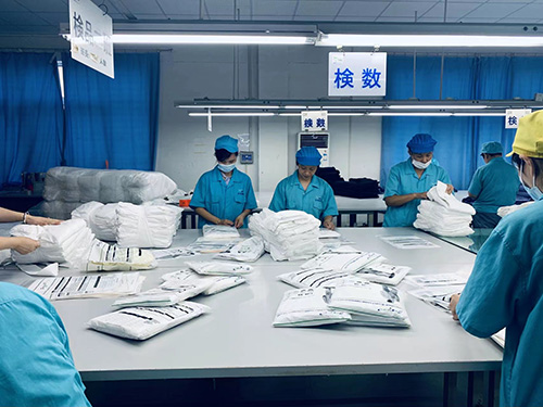Non Woven PP PE Coated Yellow Disposable Isolation Gown Surgical For Hospital