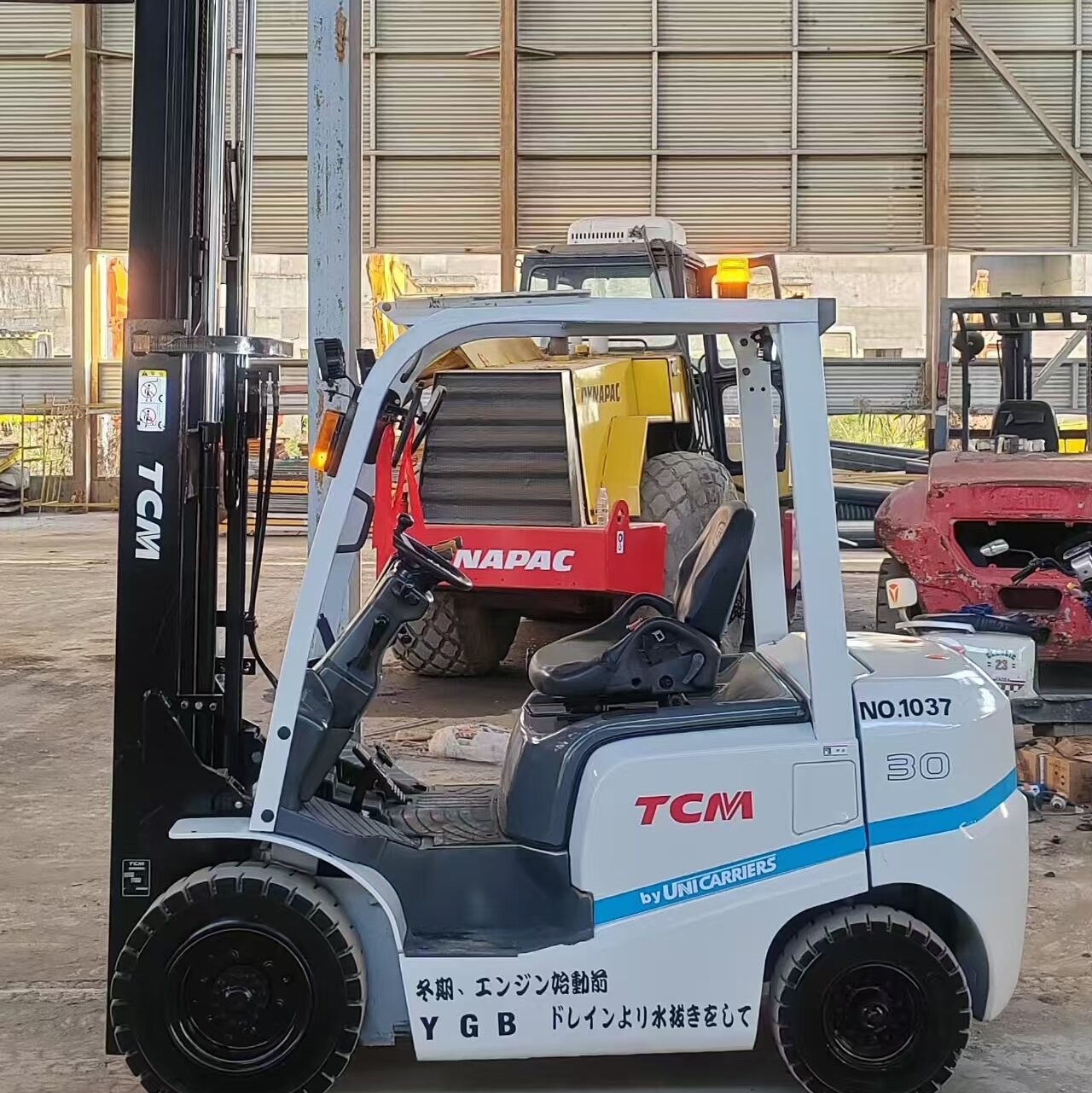 Second Hand TCM 3 Ton Diesel Forklift Lifting Height 4.5 Meters Three Stags White Color