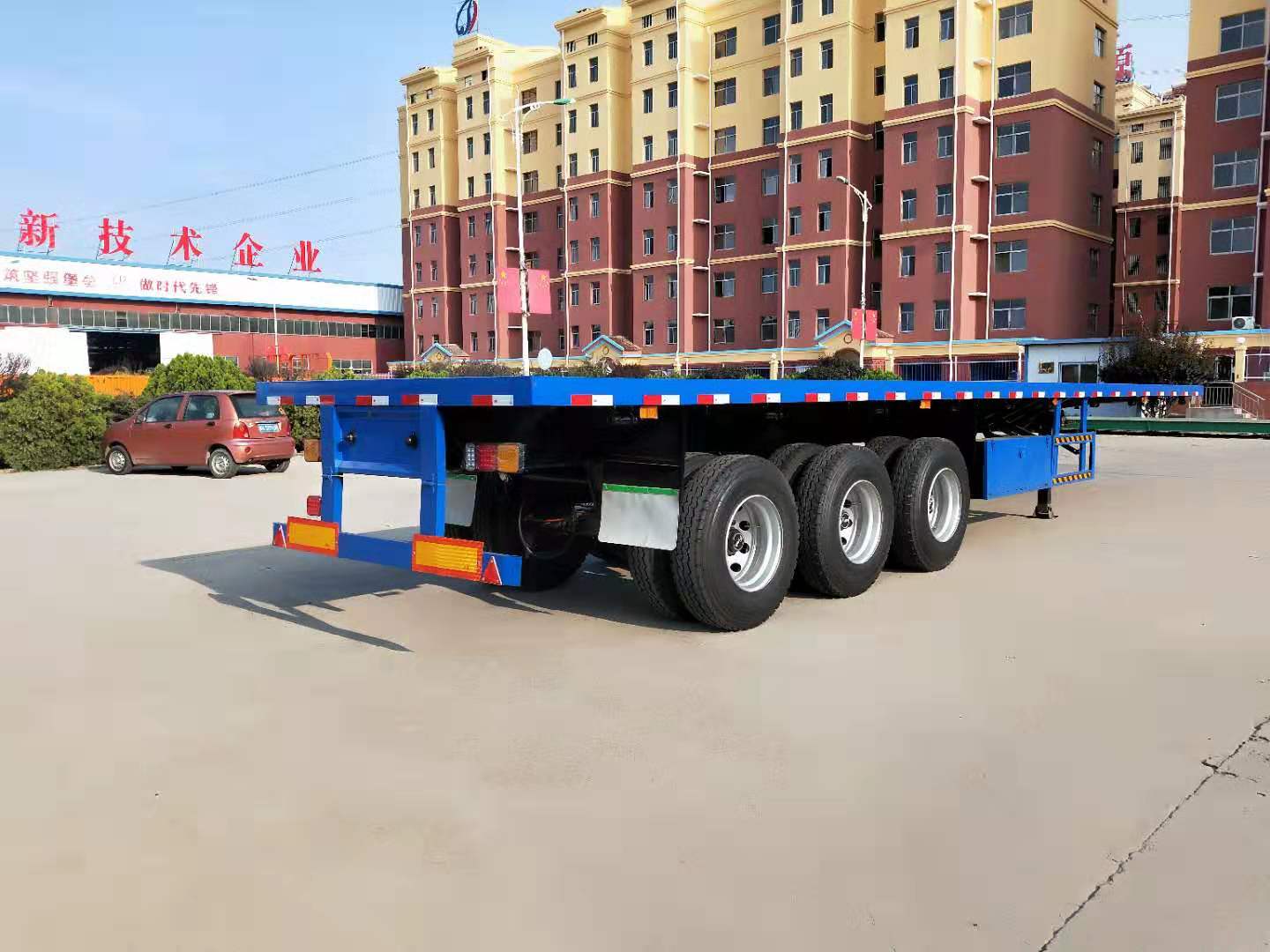 Japan Market Semi Truck Flatbed Trailer with 80T Max Payload and Hydraulic Ladder