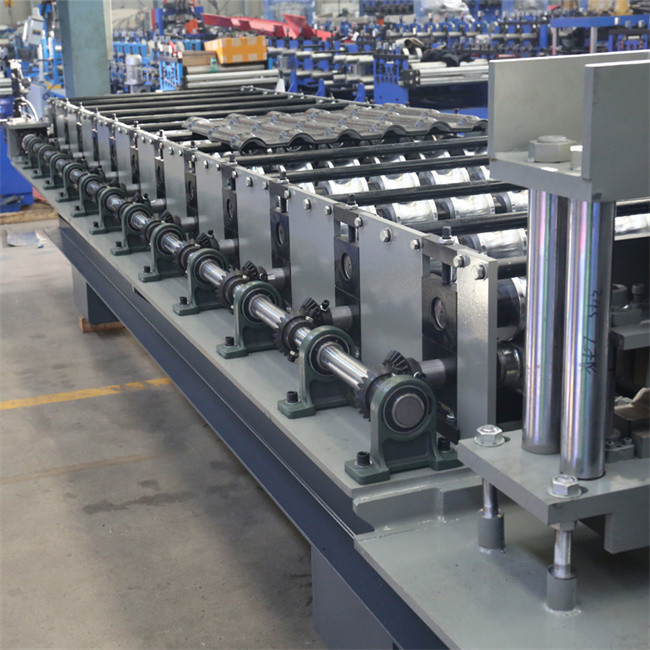 Width 914-1450mm Metal Tile Roll Forming Machine For Roofing Panels
