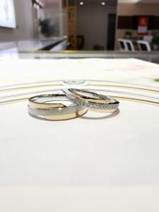 China Delicate Stripes 9.5g 18k White Gold Engagement Ring wholesale