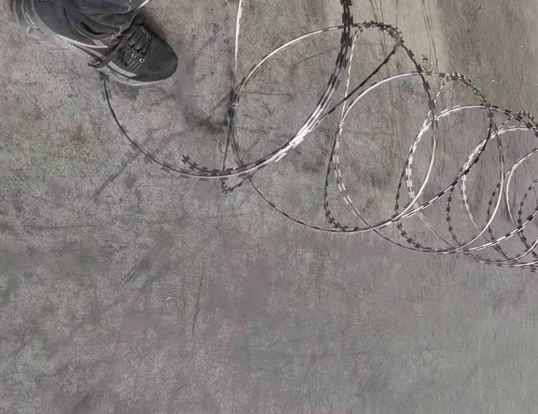 Galvanized Razor Blade Wire Spray Color Razor Sharp Barbed Wire