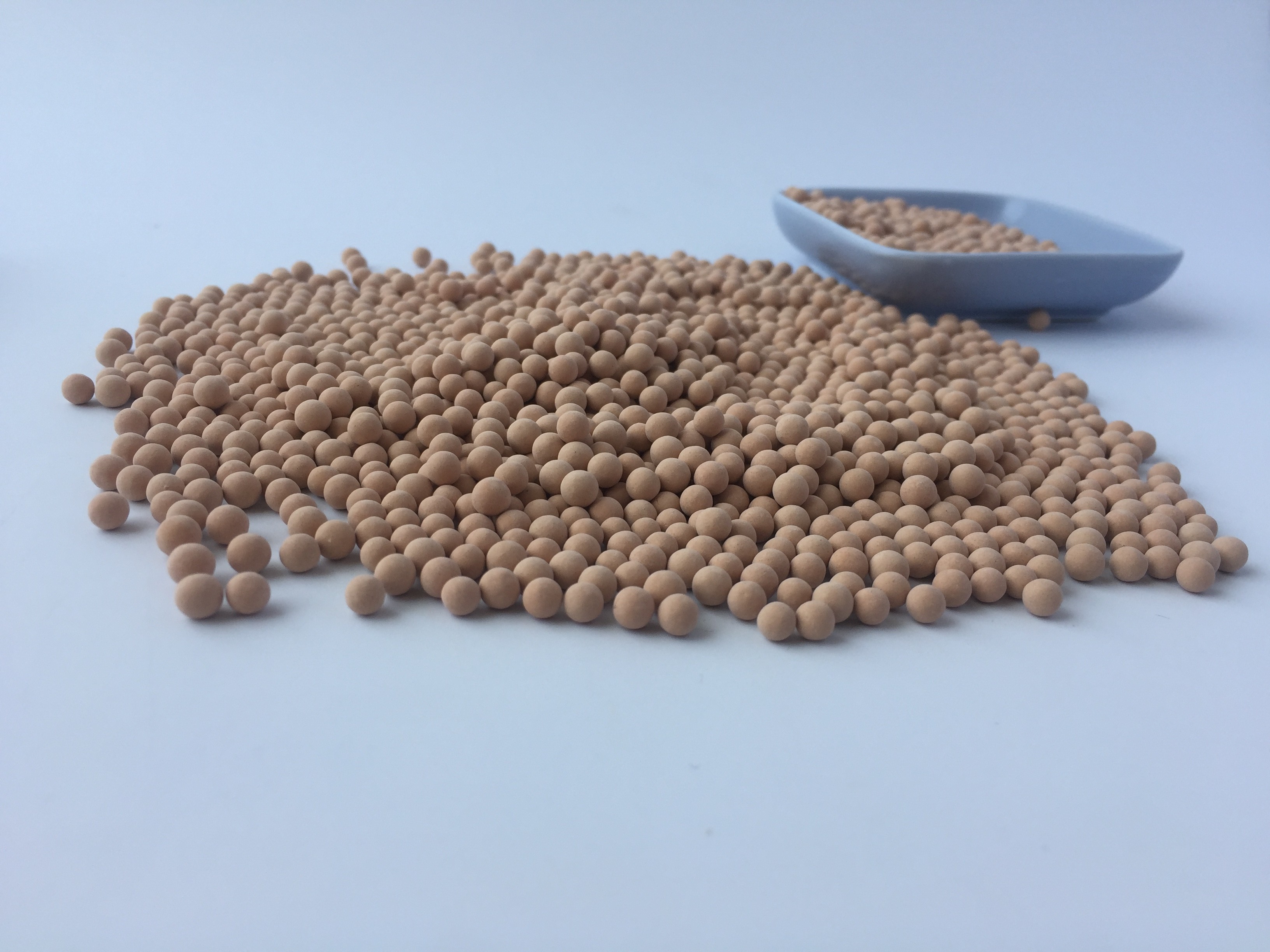 PH Value 6-8 13X Molecular Sieve Desiccant Moisture Adsorption ≥21% 80C