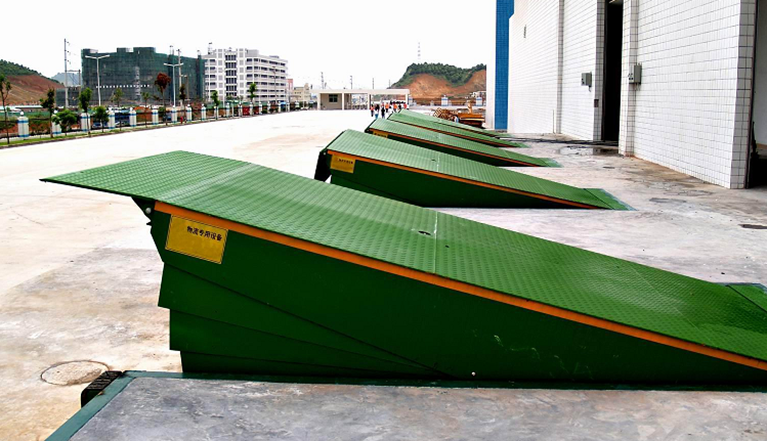 Factory Direct Sales 12 Tons Fixed Hydraulic Loading Dock Leveler for Warehouse