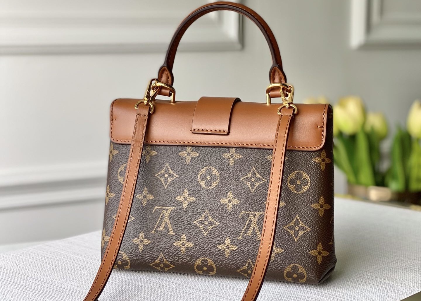 Women'S Black Handhold Luxury Bucket Bag With Lock Catch