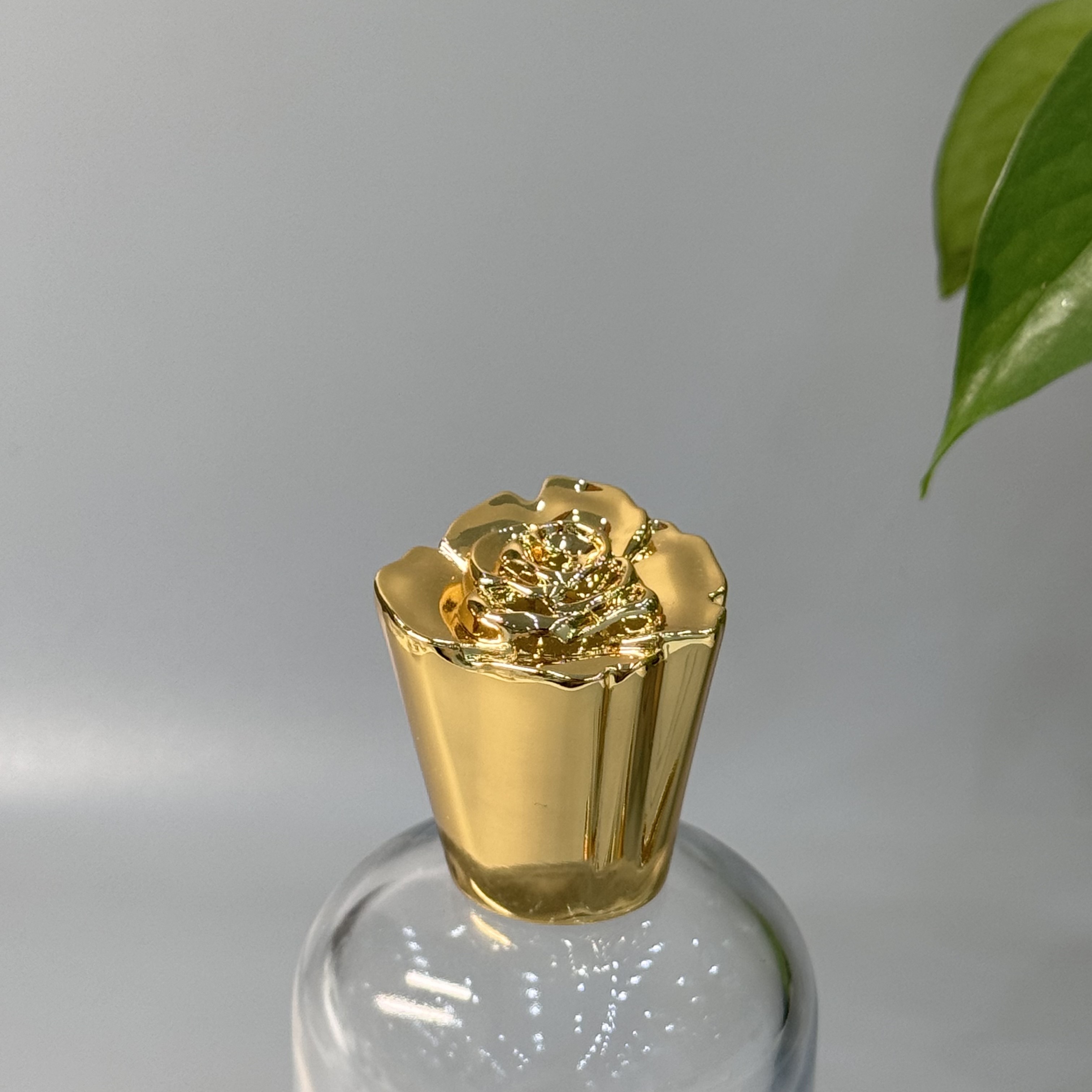 Standard Size Zinc Alloy Zamak Perfume Caps for Easy Application on Bottlenecks